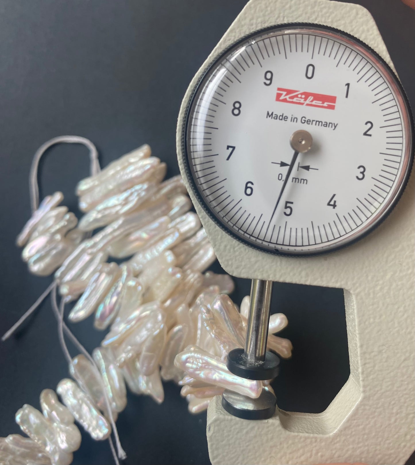 A dial gauge measures the Baroque pearl centre drilled 18–24mm x 4.5–5.5mm gemstone.