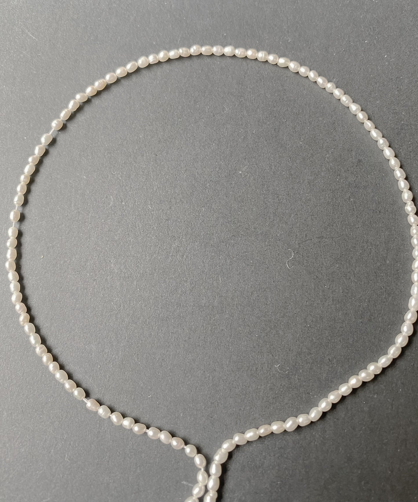 Gleaming rice-shaped pearls with a soft sheen, perfect for refined jewellery creations.