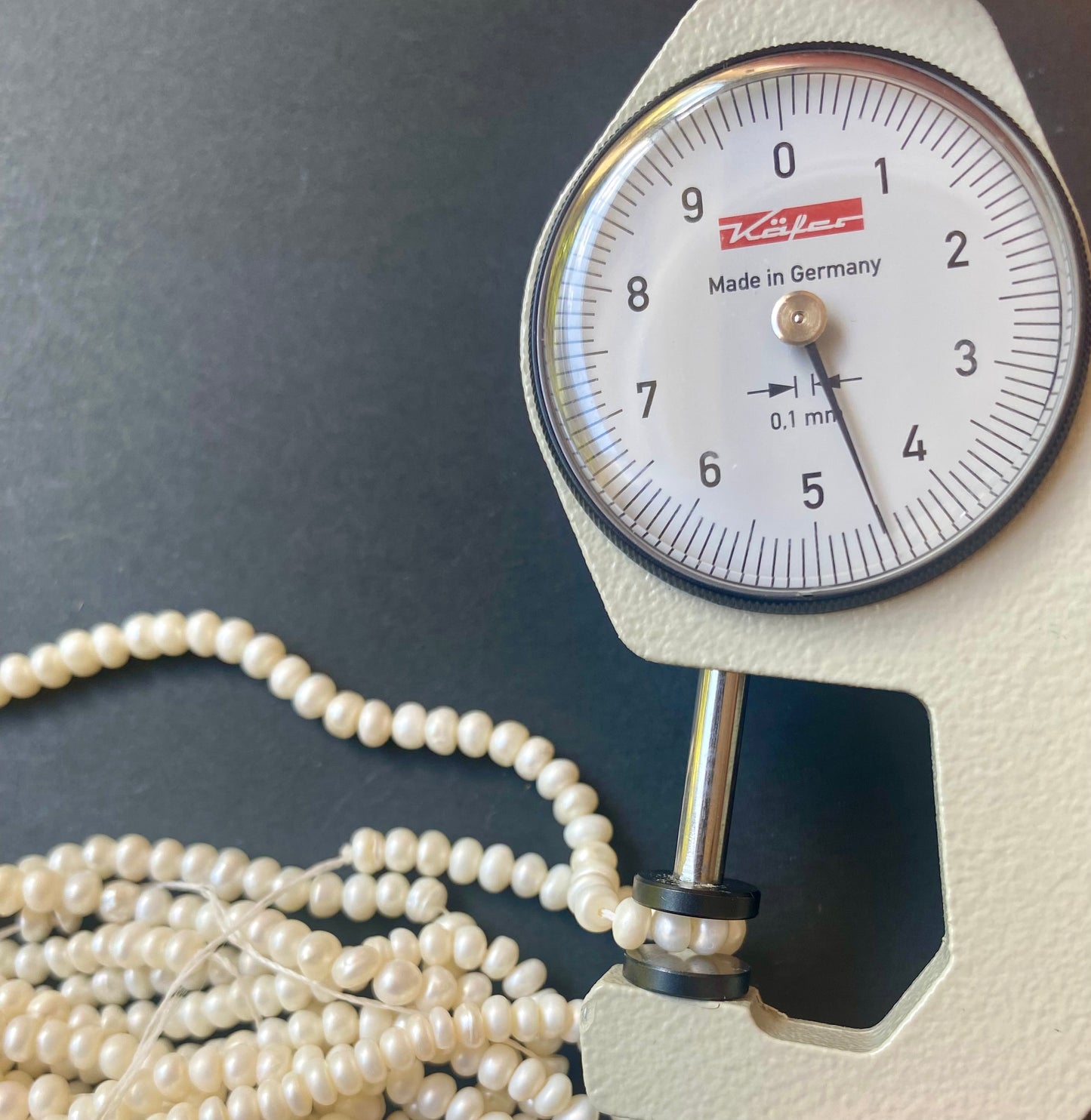 A gauge featuring a pearl necklace crafted from smooth rondelle freshwater pearls, with beads sized 3.5-4.0mm.