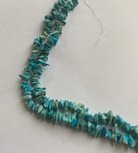 Beautiful blue turquoise chip stones, measuring between 5mm and 8mm.