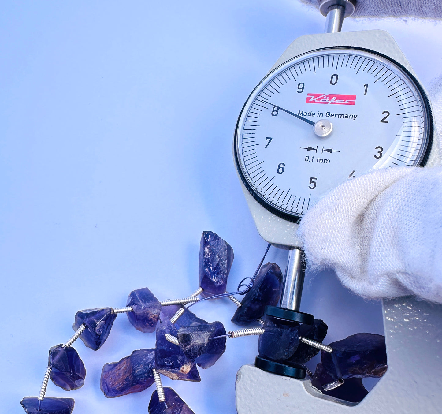A dial gauge measures the Amethyst rough 12.5×8mm to 17×9.5mm gemstone.
