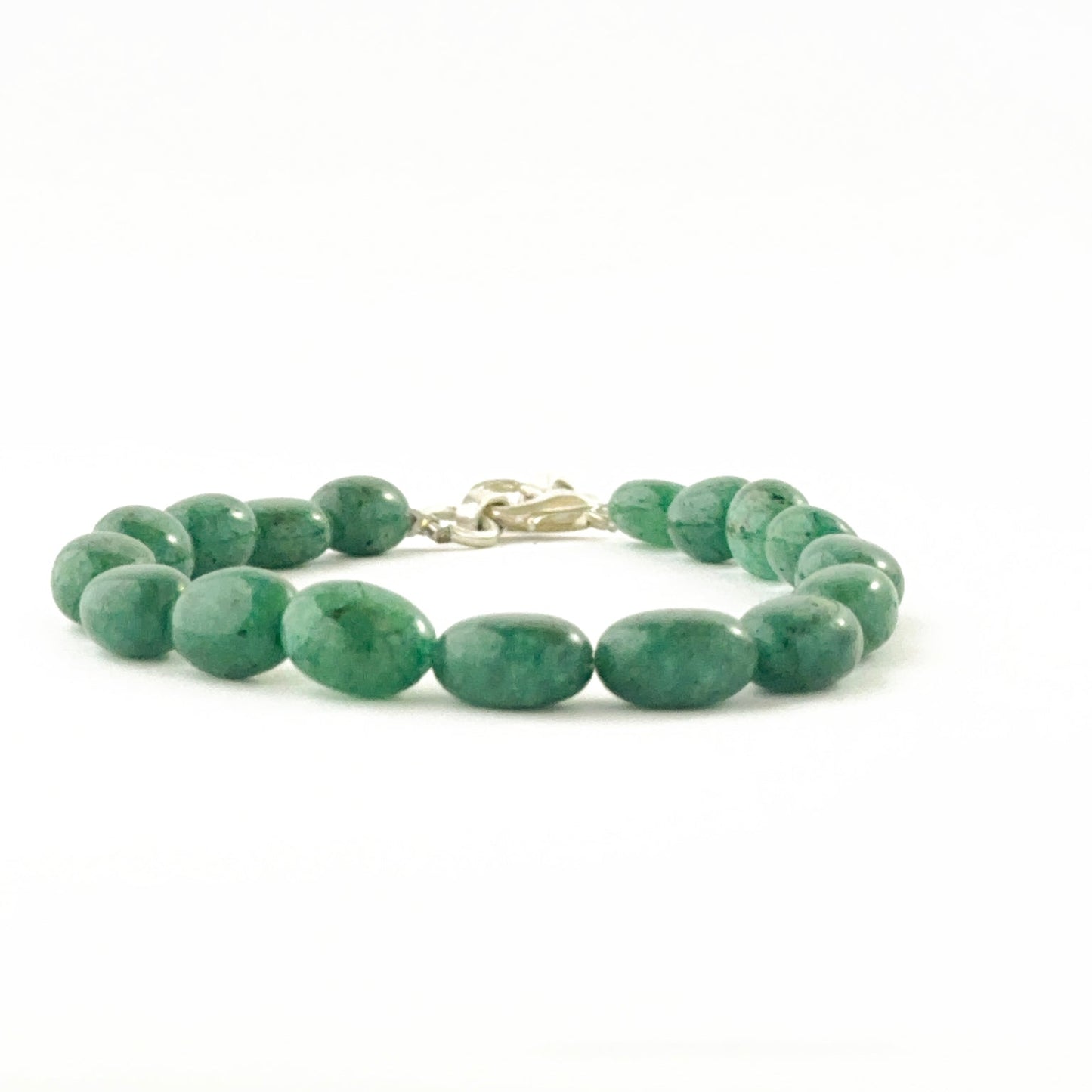 Beryl emerald bracelet arranged with smooth oval beads in an 18cm layout.