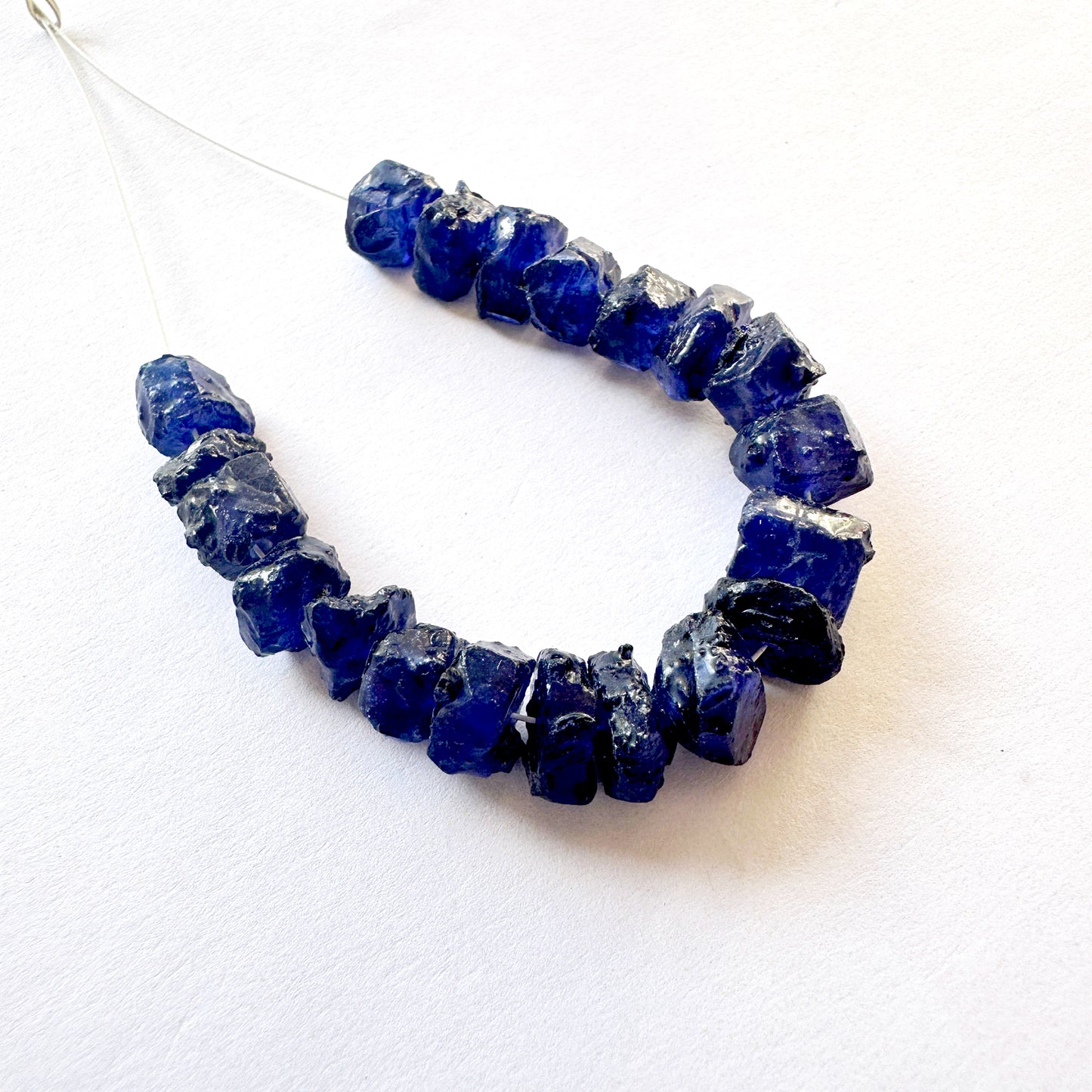 20-piece Blue Sapphire bead set with natural shine and irregular shapes.