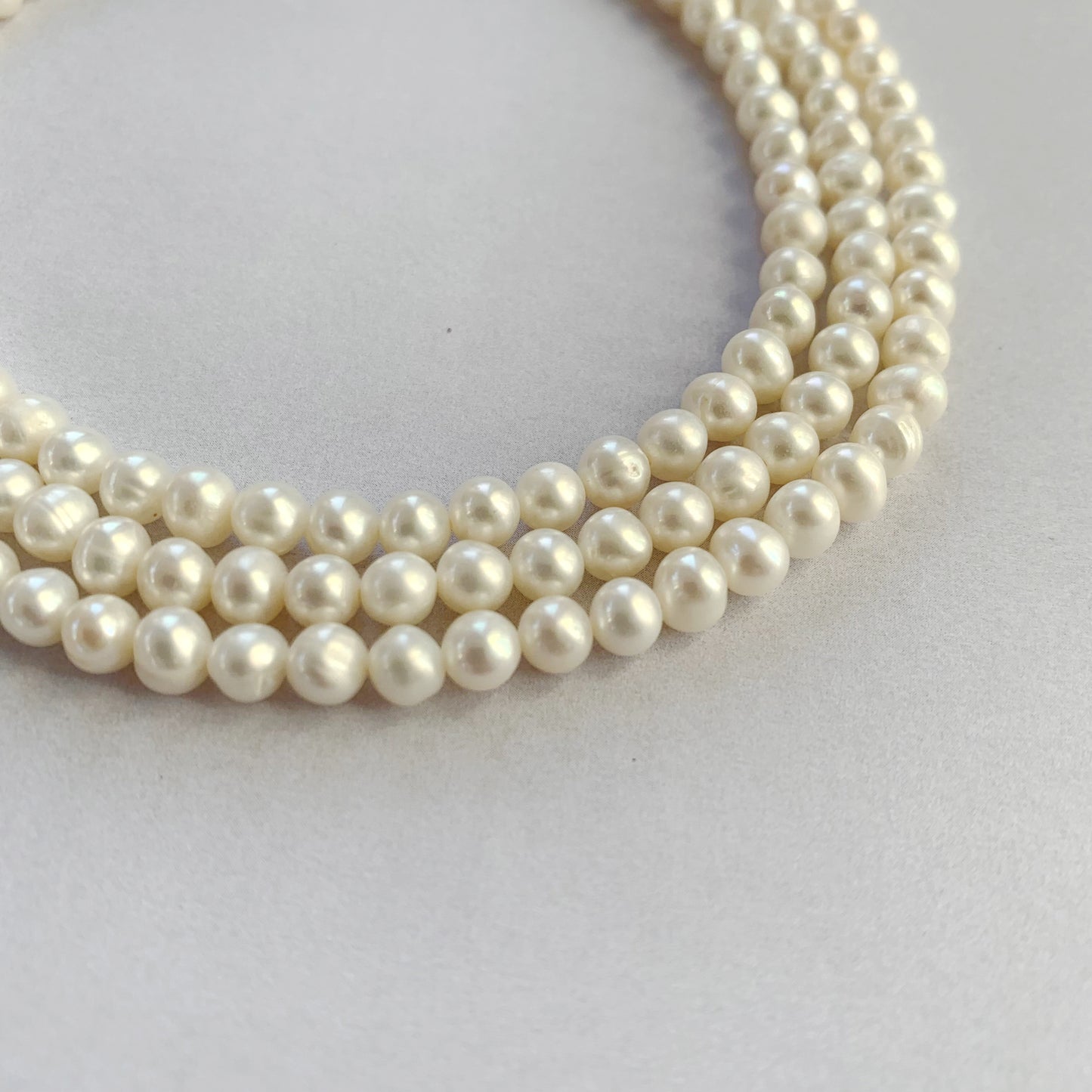 Elegant freshwater pearls in classic round cut featuring a radiant surface on 40cm strand.