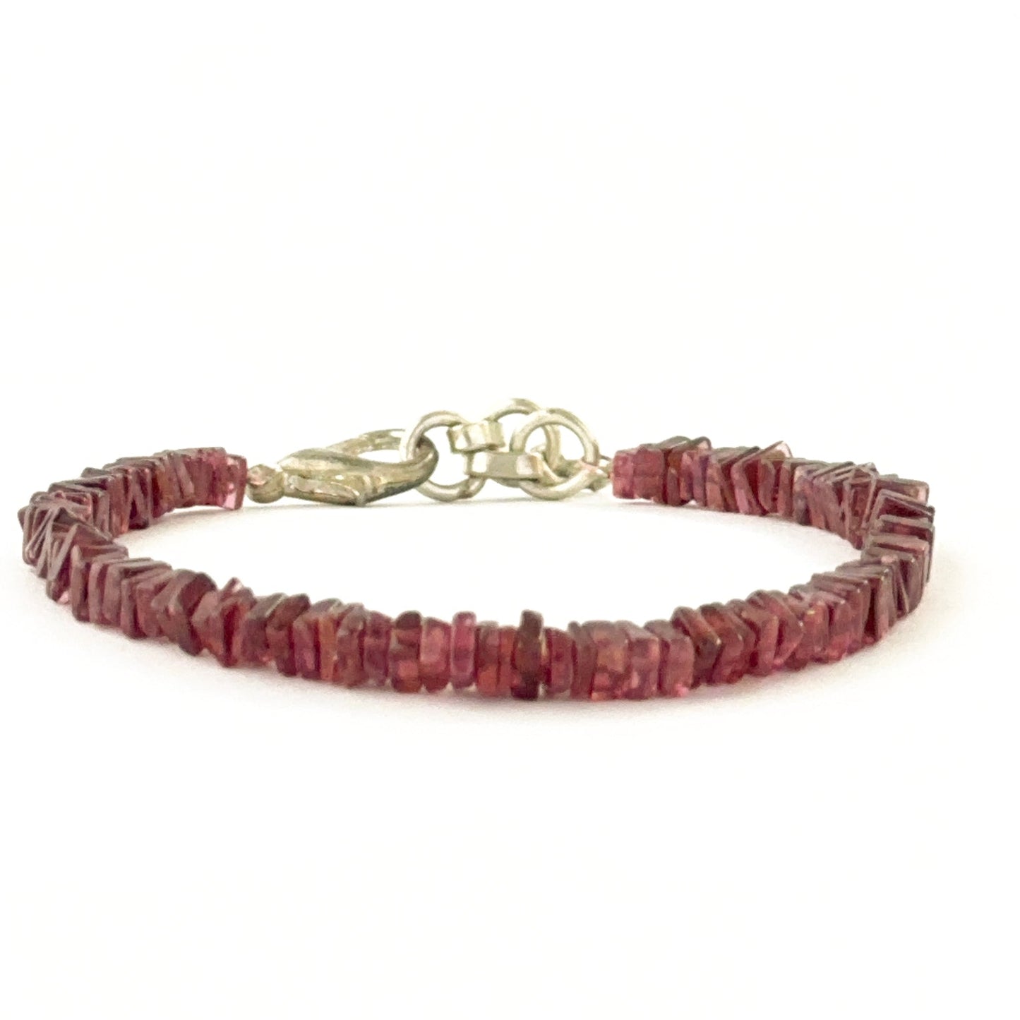 Garnet bead bracelet arranged with square heishi beads in a 17cm layout.