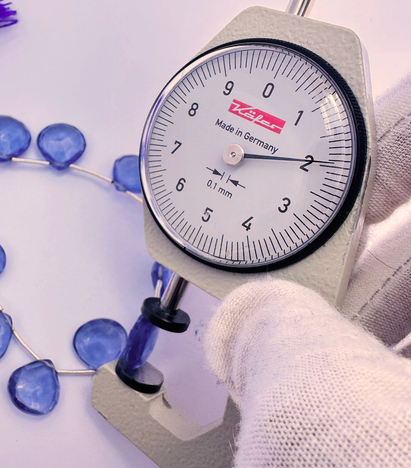 A dial gauge measures the Hydro faceted heart briolette 11.8–12.1mm gemstone.