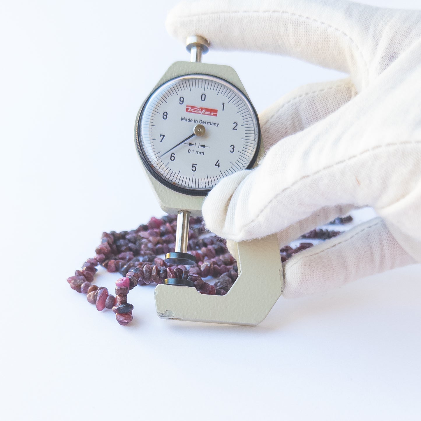 A dial gauge measures the Ruby chip 4–4.5mm gemstone.