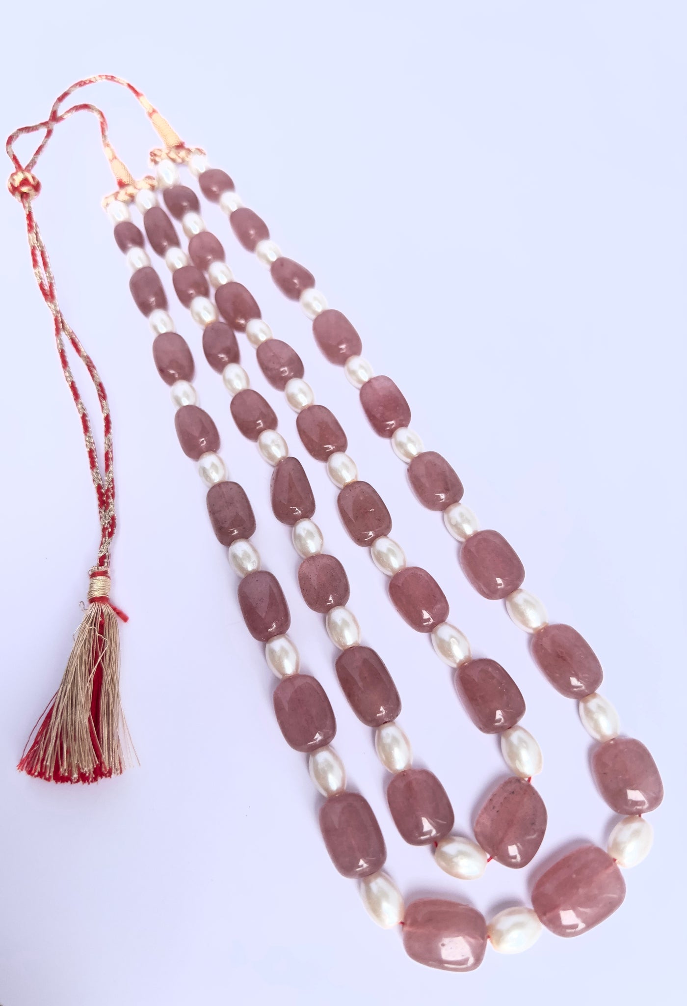 Quartz and shell pearl necklace, 801 carats of brilliance, finished with silk tassel accent