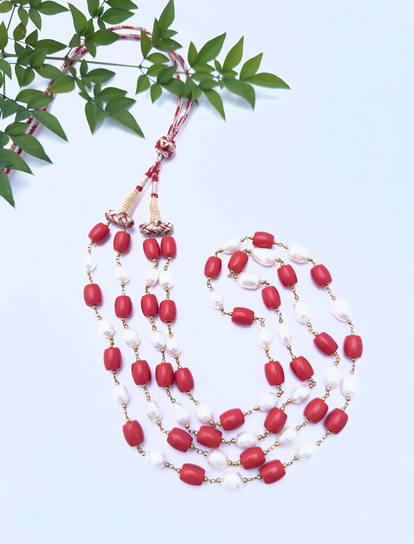 Elegant necklace combining coral and pearls, smooth drum beads, 50–52cm adjustable length.