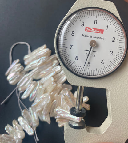 A dial gauge measures the Baroque pearl centre drilled 18–24mm x 4.5–5.5mm gemstone.