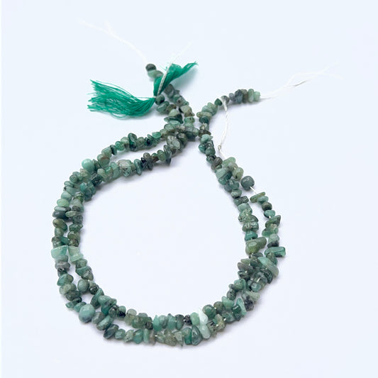 Emerald chip beads with vibrant green tones arranged on 20cm or 43cm strands for DIY jewellery. 