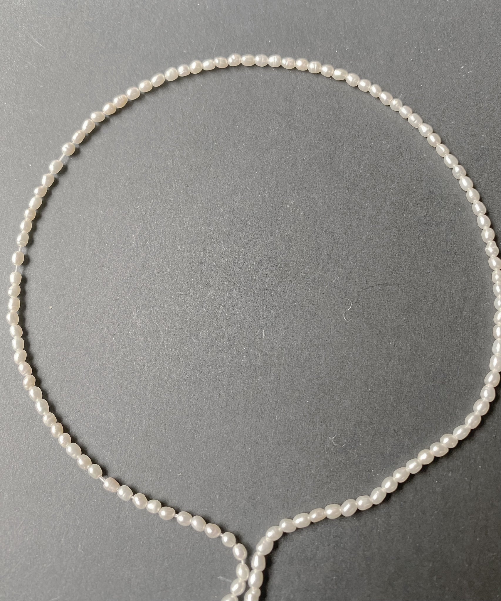Gleaming rice-shaped pearls with a soft sheen, perfect for refined jewellery creations.