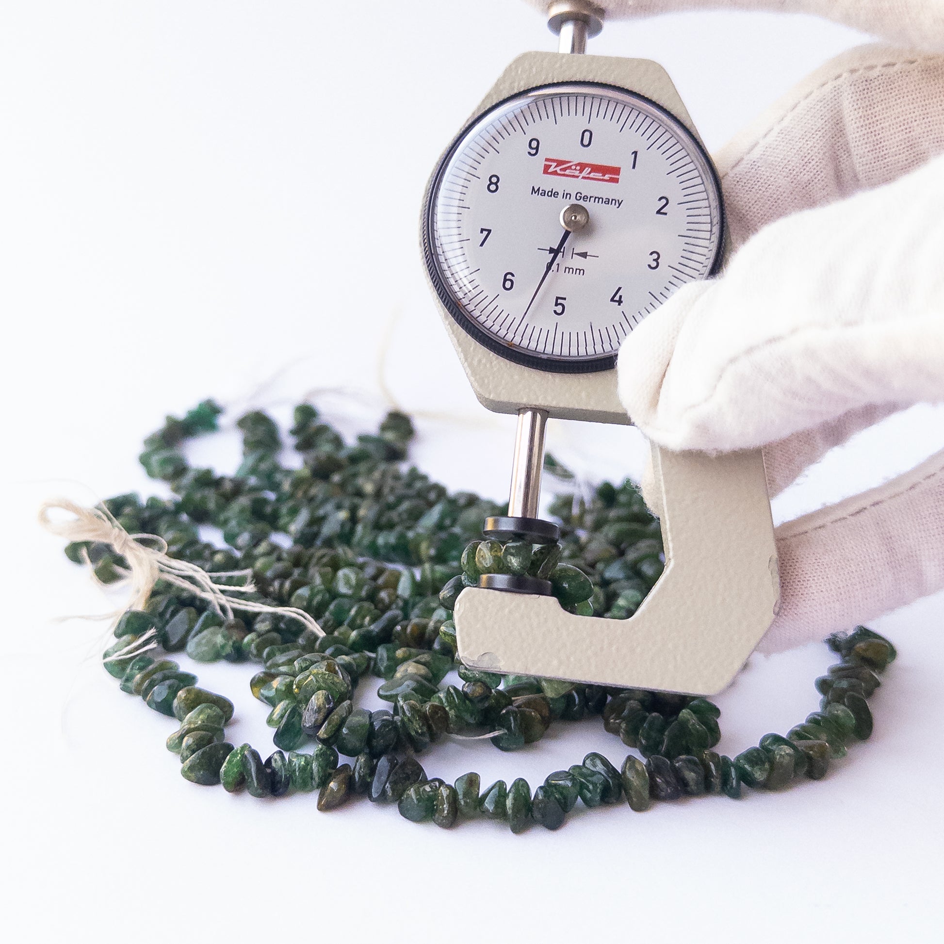 A dial gauge measures the Aventurine chips and nuggets 5.5–6mm gemstone.
