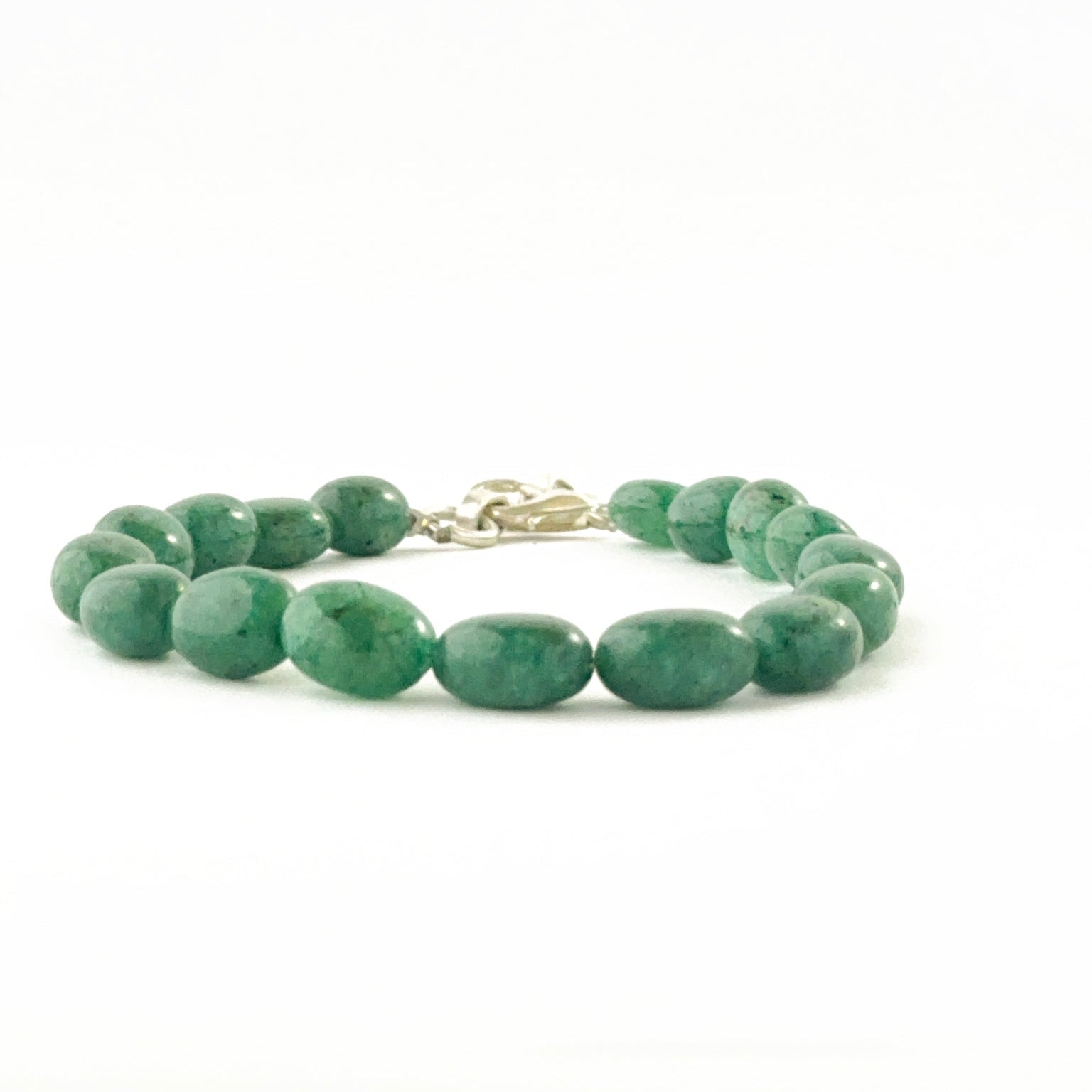 Beryl emerald bracelet arranged with smooth oval beads in an 18cm layout.