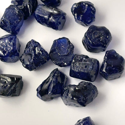Detailed 8–10mm Blue Sapphire rough stones showing natural structure and vivid blue colour for DIY jewellery projects.