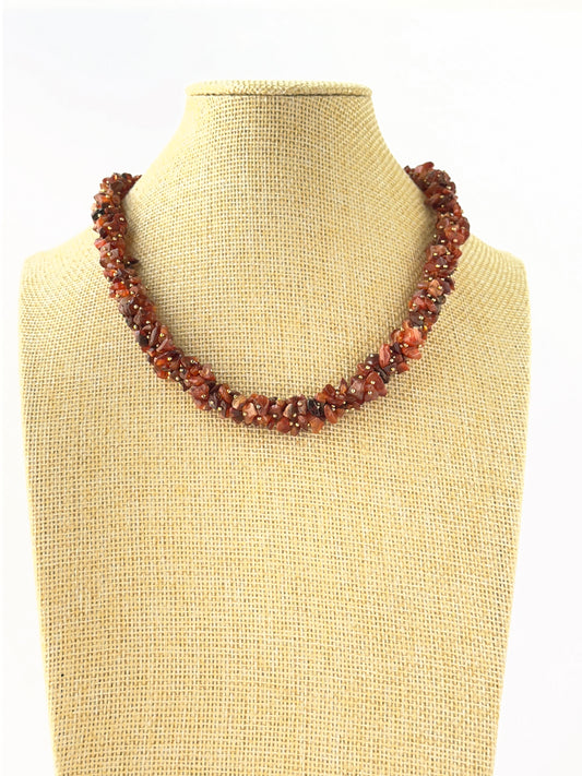 Single‑strand carnelian necklace featuring natural chip‑shaped beads in a 42cm design.