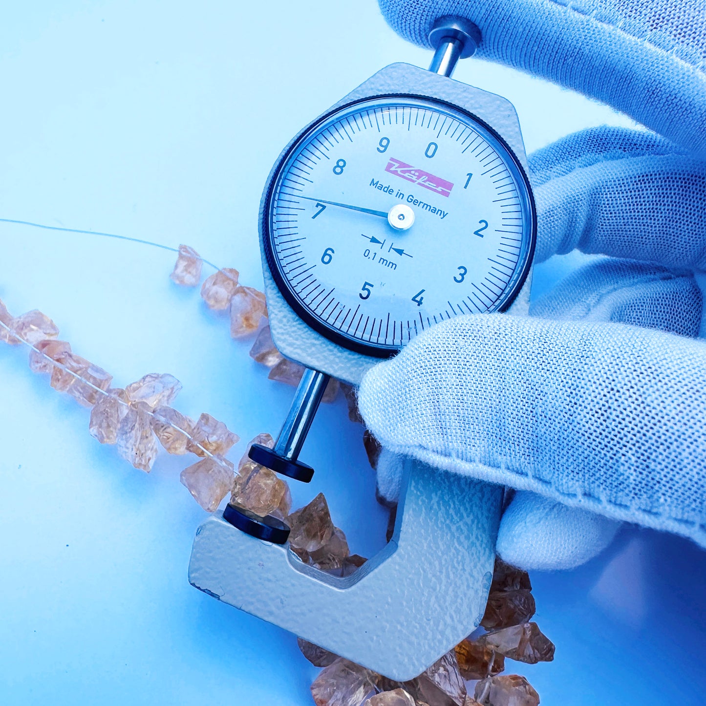 A dial gauge measures the Citrine rough 7–8mm gemstone.