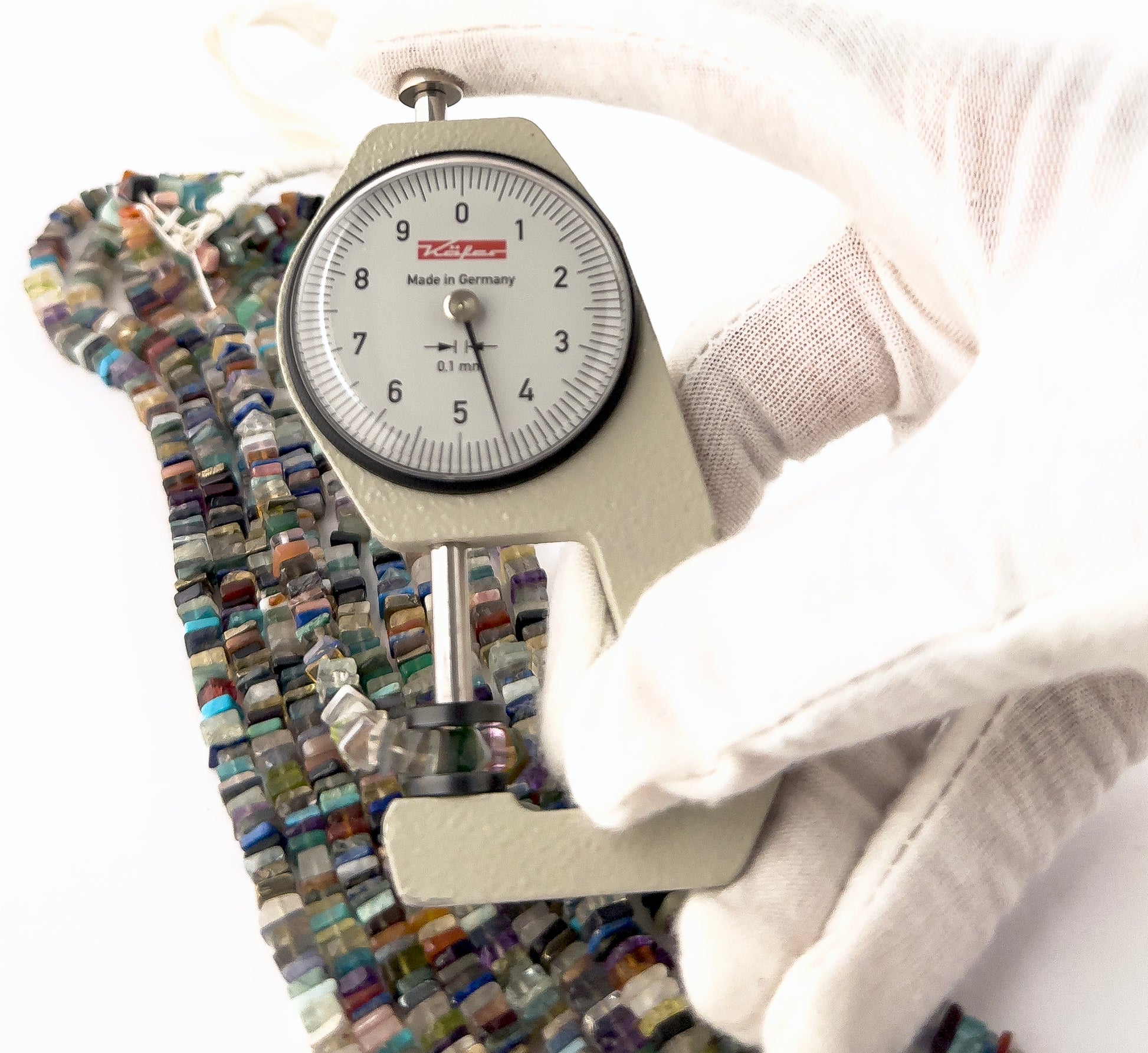 A dial gauge measures the Disco smooth heishi 4–4.5mm gemstone.