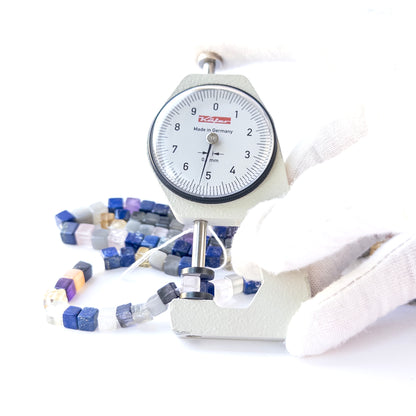 A dial gauge measures the Disco smooth square 4.8–6mm gemstone.