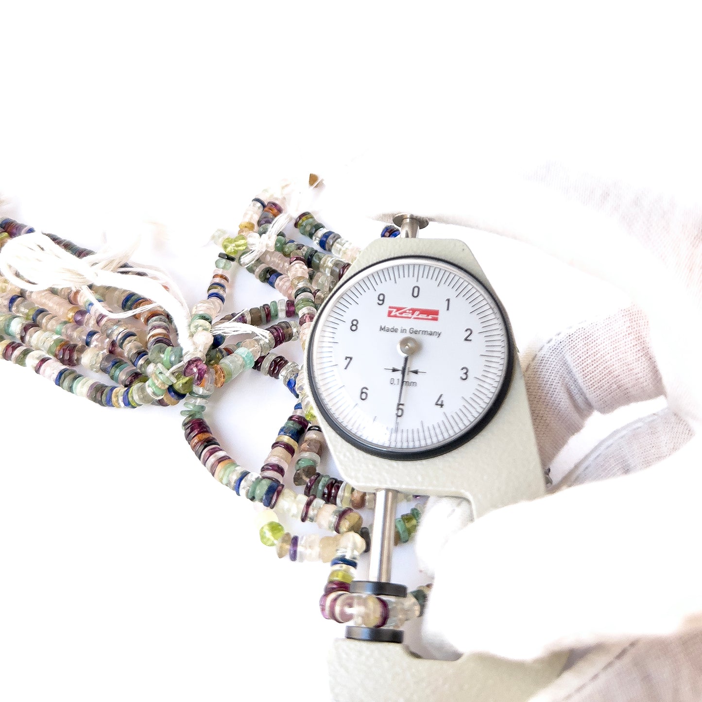 A dial gauge measures the Disco smooth wheel heishi 4.5–5mm or 5–5.5mm gemstone.