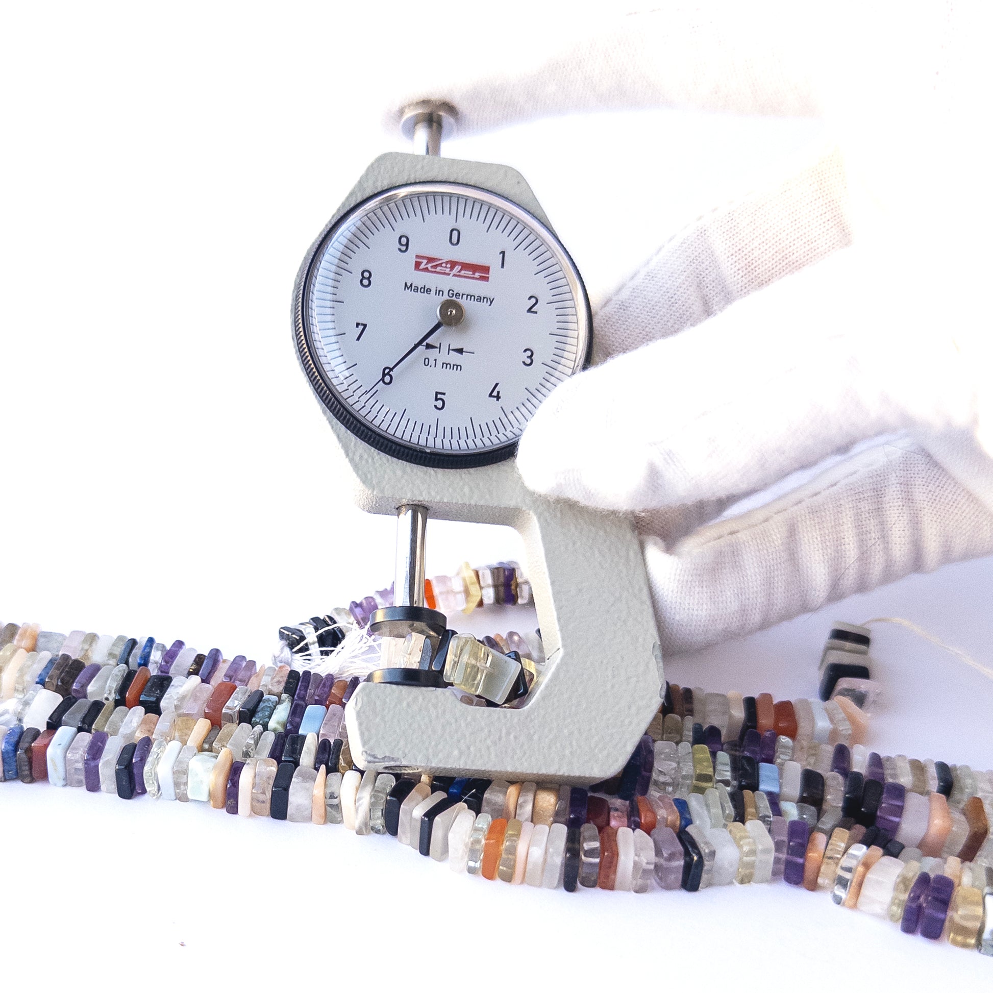 A dial gauge measures the Disco square heishi 5–7mm gemstone.