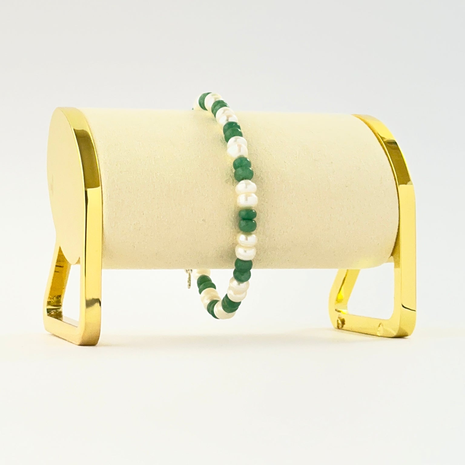 Bracelet featuring smooth rondelle emerald beads and freshwater pearls sized 5.5mm in a 19cm adjustable design.