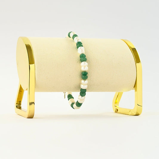 Bracelet featuring smooth rondelle emerald beads and freshwater pearls sized 5.5mm in a 19cm adjustable design.