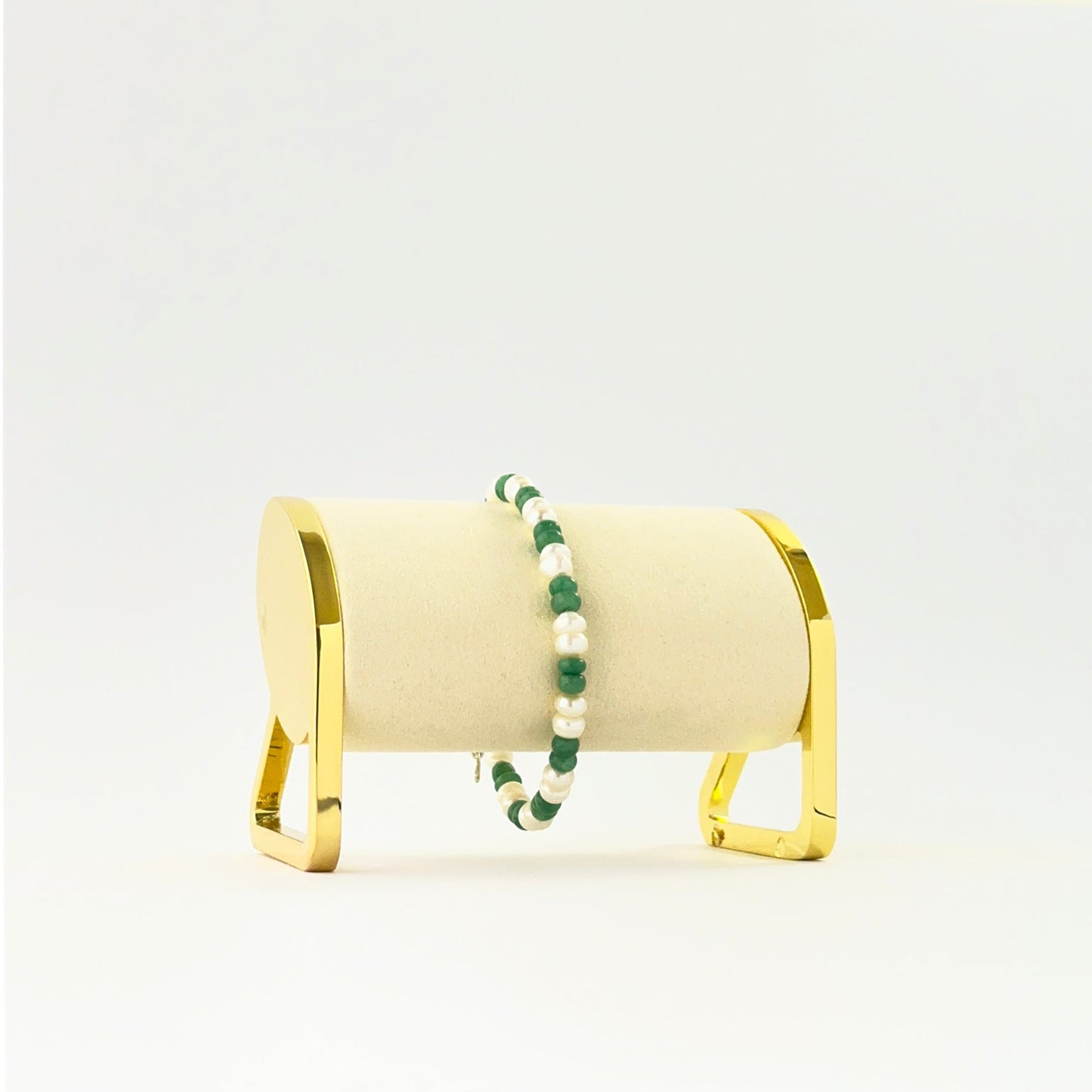 Elegant emerald and freshwater pearl bracelet crafted with smooth rondelle beads.