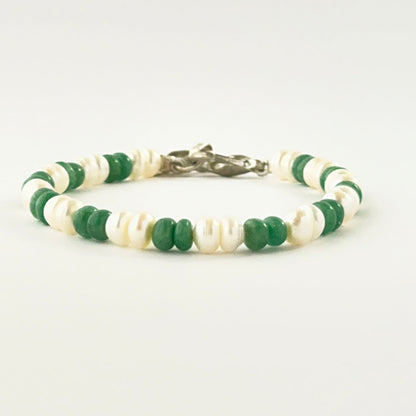 Smooth rondelle emerald and pearl bracelet arranged in a single adjustable strand.