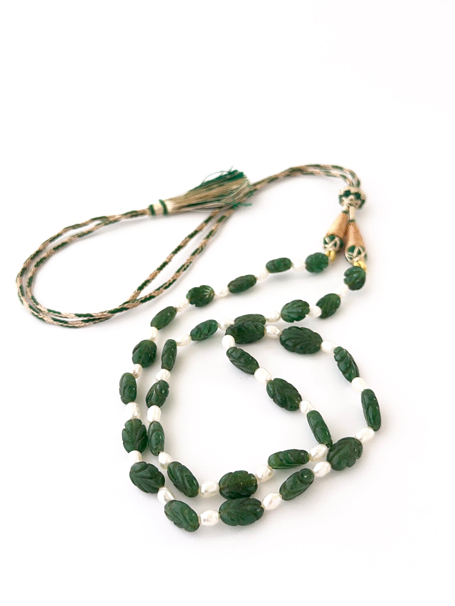 Carved oval emerald bead necklace in a single strand, measuring 52cm with adjustable length.