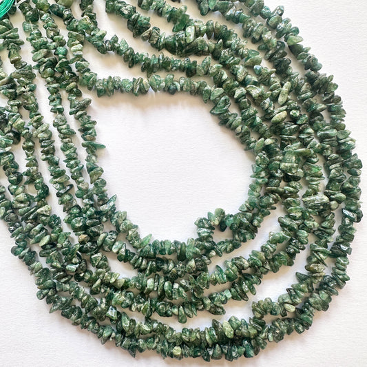Natural gemstone beads in Emerald with 4.0-5mm size and smooth 0.5mm drilled holes.