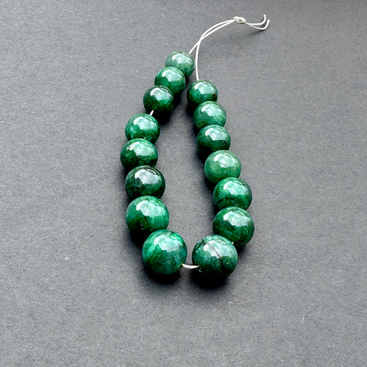 Emerald smooth rondelle beads in 8-9mm size with polished finish and rich green tones for handmade jewellery components.