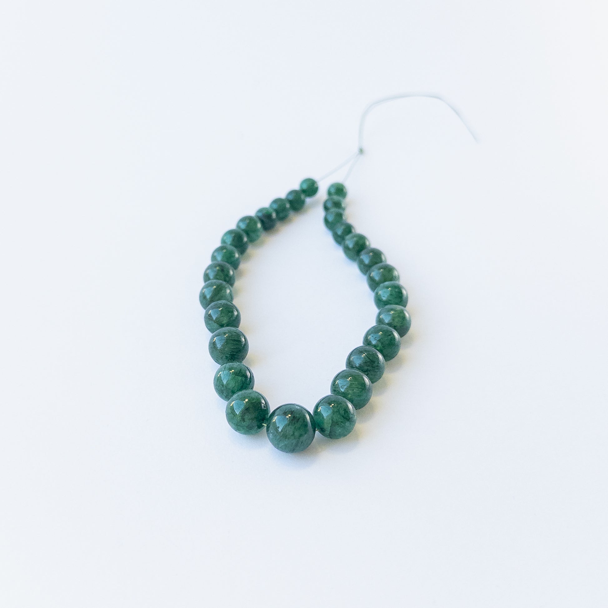 High‑quality Emerald smooth round beads with vibrant green tones for handmade jewellery components.