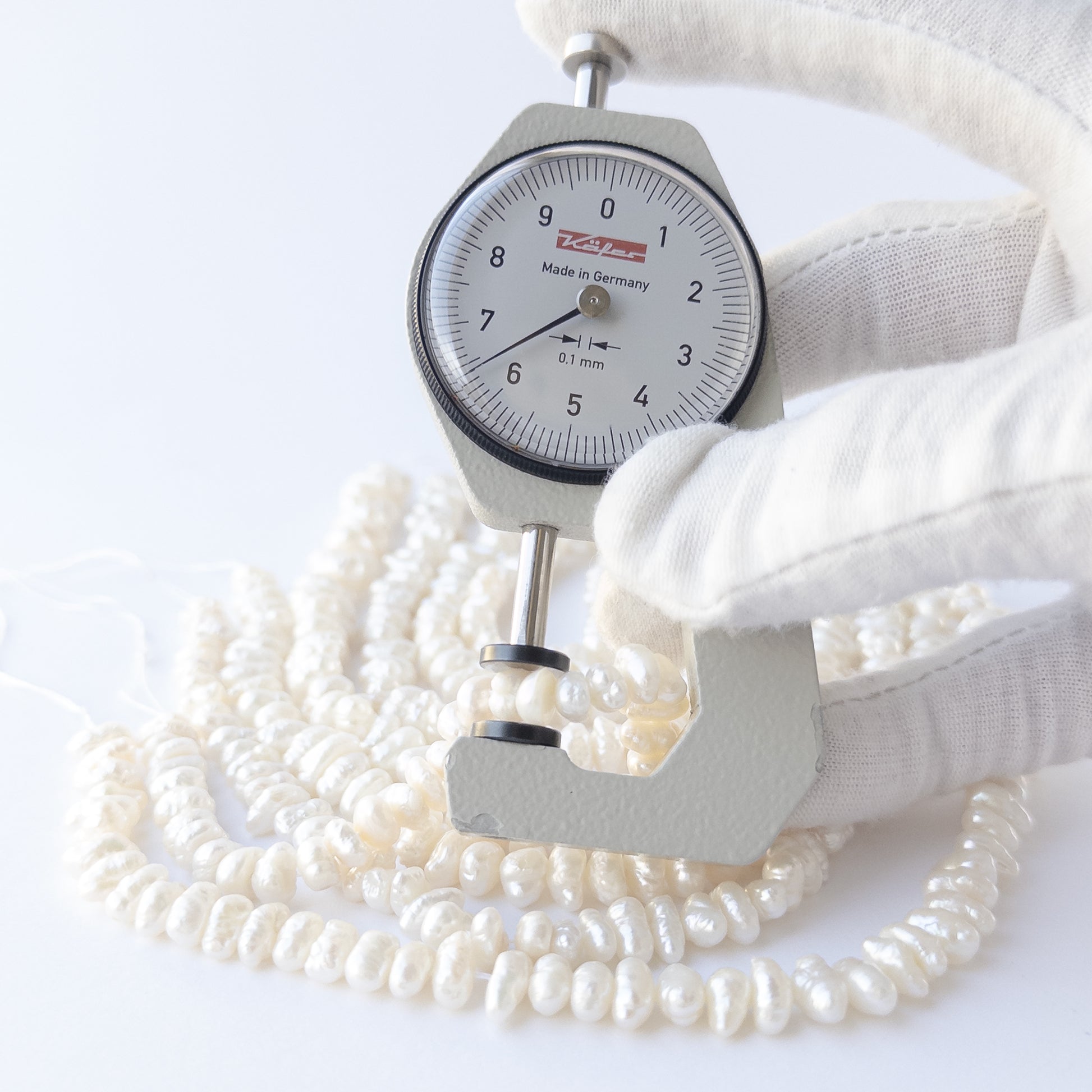A dial gauge measures the Freshwater Pearl Baroque 6.5–10mm gemstone.