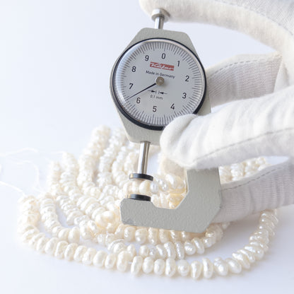 A dial gauge measures the Freshwater Pearl Baroque 6.5–10mm gemstone.