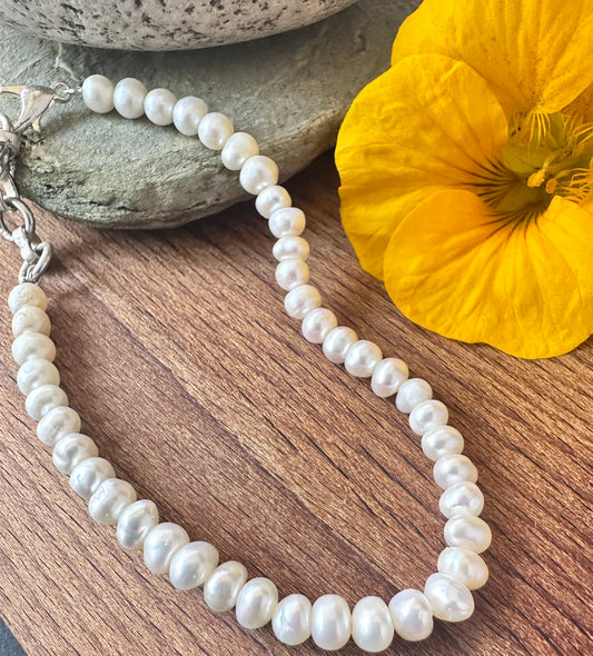 Freshwater pearls bracelet with smooth rondelle natural gemstone beads, 4.5mm size, 17.5cm length, 22 carats.