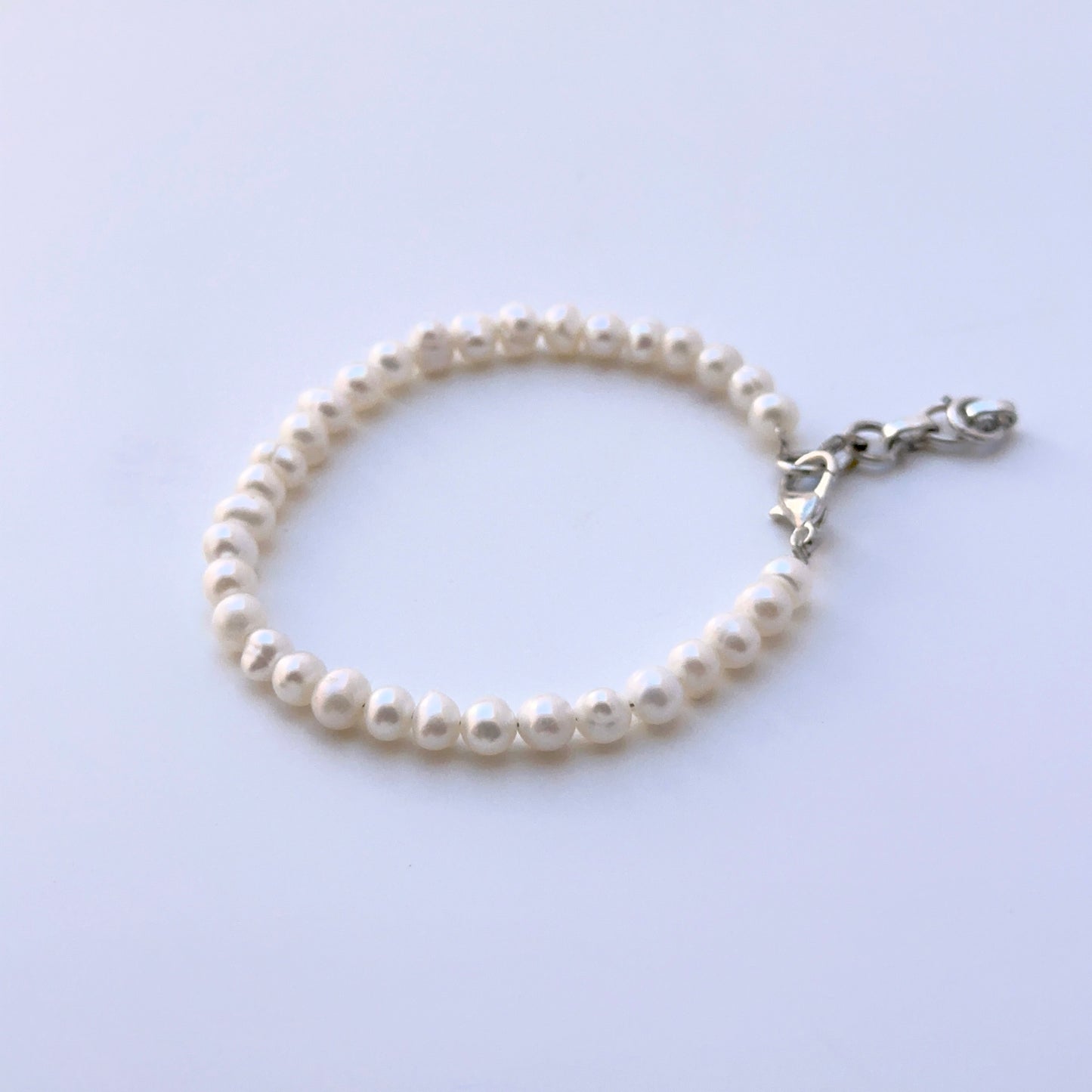 Pearl bracelet with smooth beads showing natural shine and elegance.