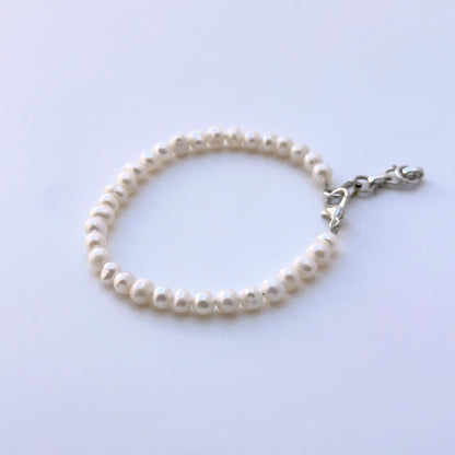 Pearl bracelet with smooth beads showing natural shine and elegance.
