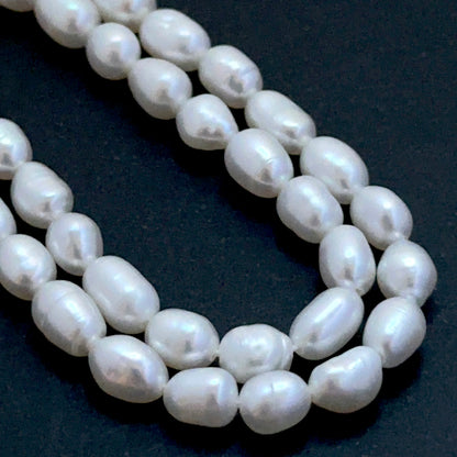 Freshwater oval pearls aligned on a strand highlighting uniform shape, creamy tone and high‑quality finish.
