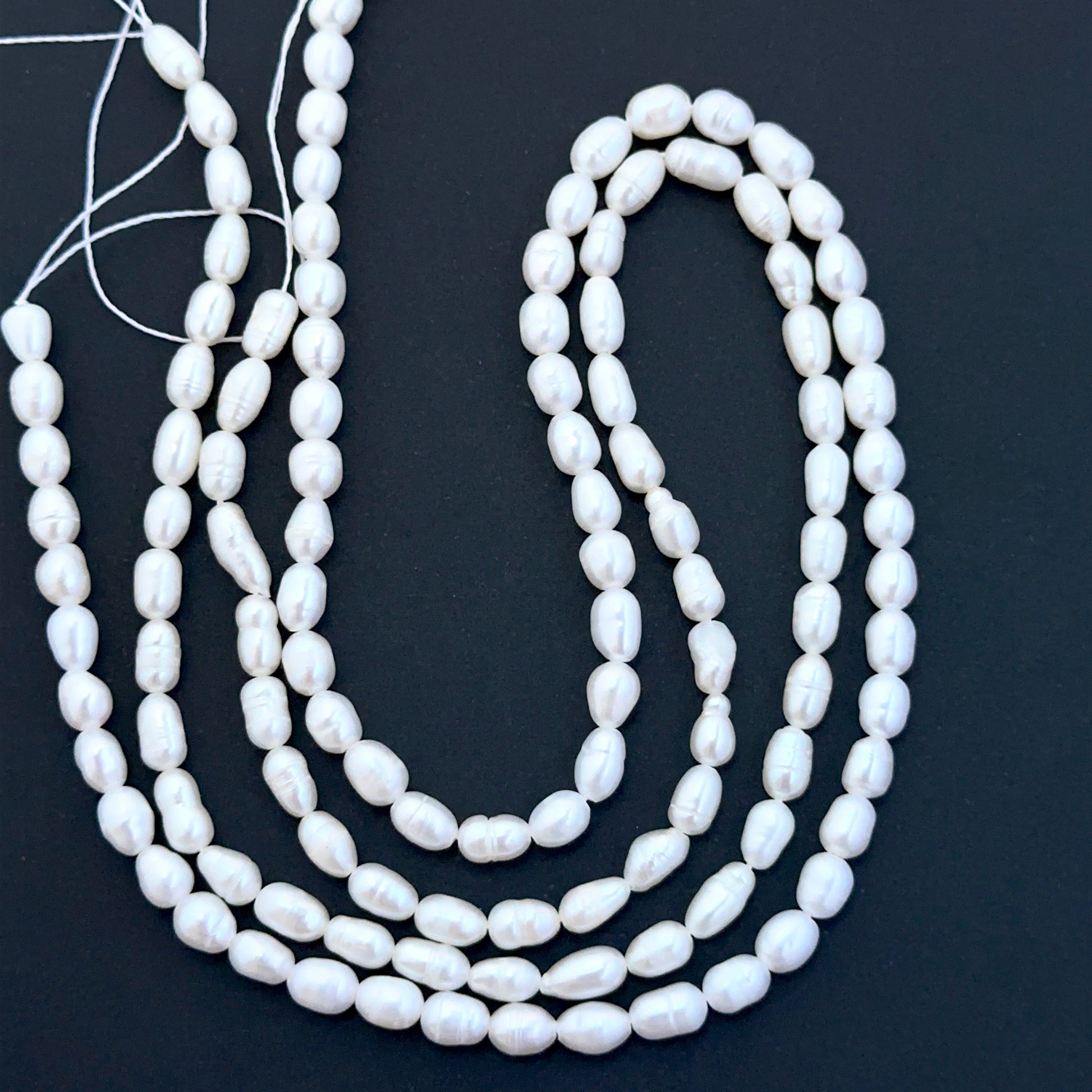 Detailed view of premium freshwater pearl beads showing mixed sizing, natural shine and high‑quality finish.