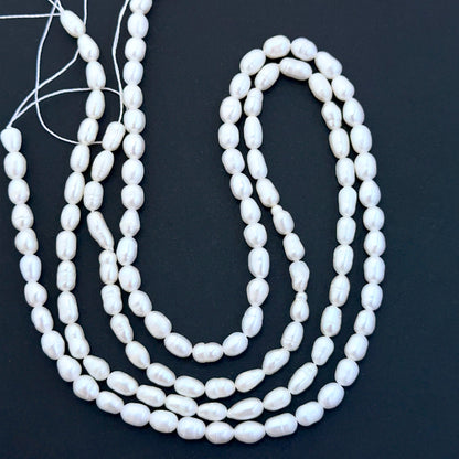 Detailed view of premium freshwater pearl beads showing mixed sizing, natural shine and high‑quality finish.