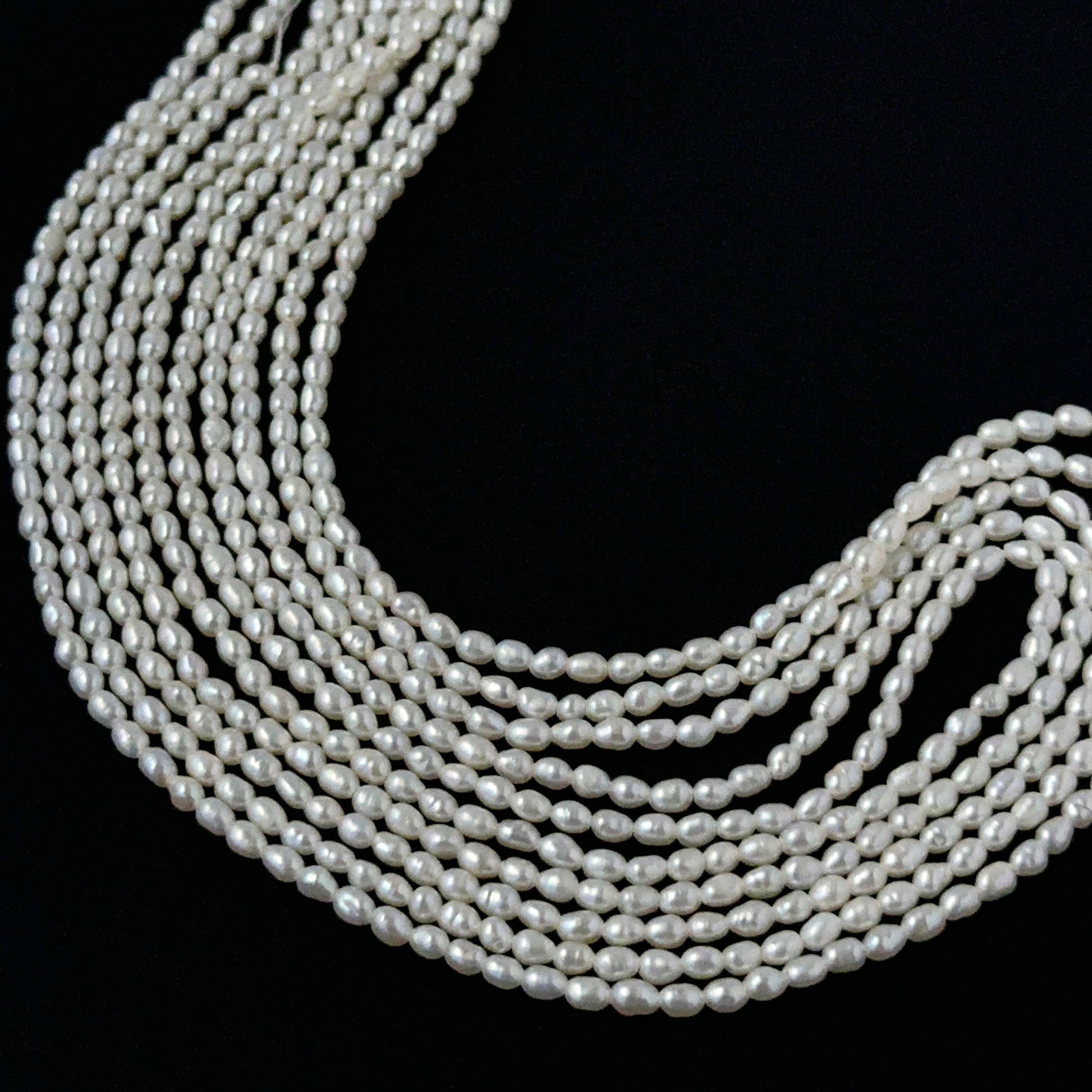 Pearl beads for DIY jewellery featuring polished rice pearls with even sizing and elegant shine.