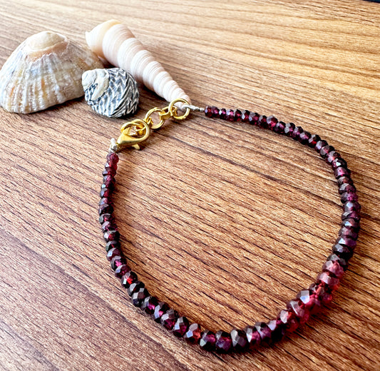 Garnet bracelet with natural gemstone beads, faceted rondelle cut 3.5–4.5mm, 18cm length, 30 carats.
