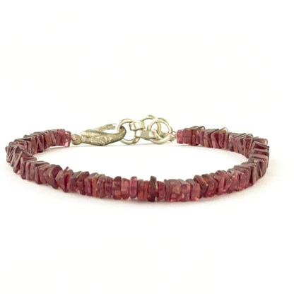 Garnet bead bracelet arranged with square heishi beads in a 17cm layout.