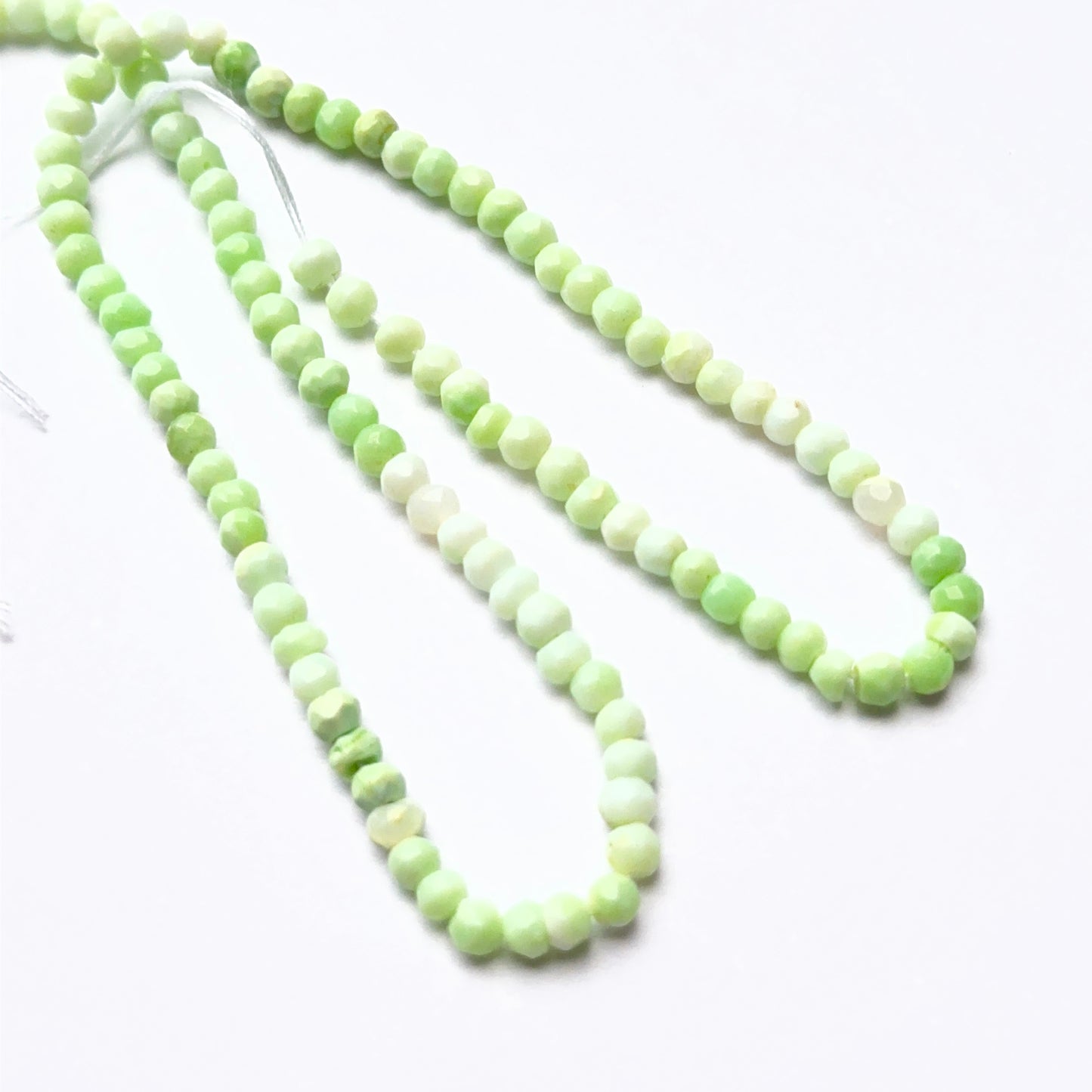 Emerald rough stones measuring 25–28mm, arranged to show raw edges, deep green tones and organic formation.