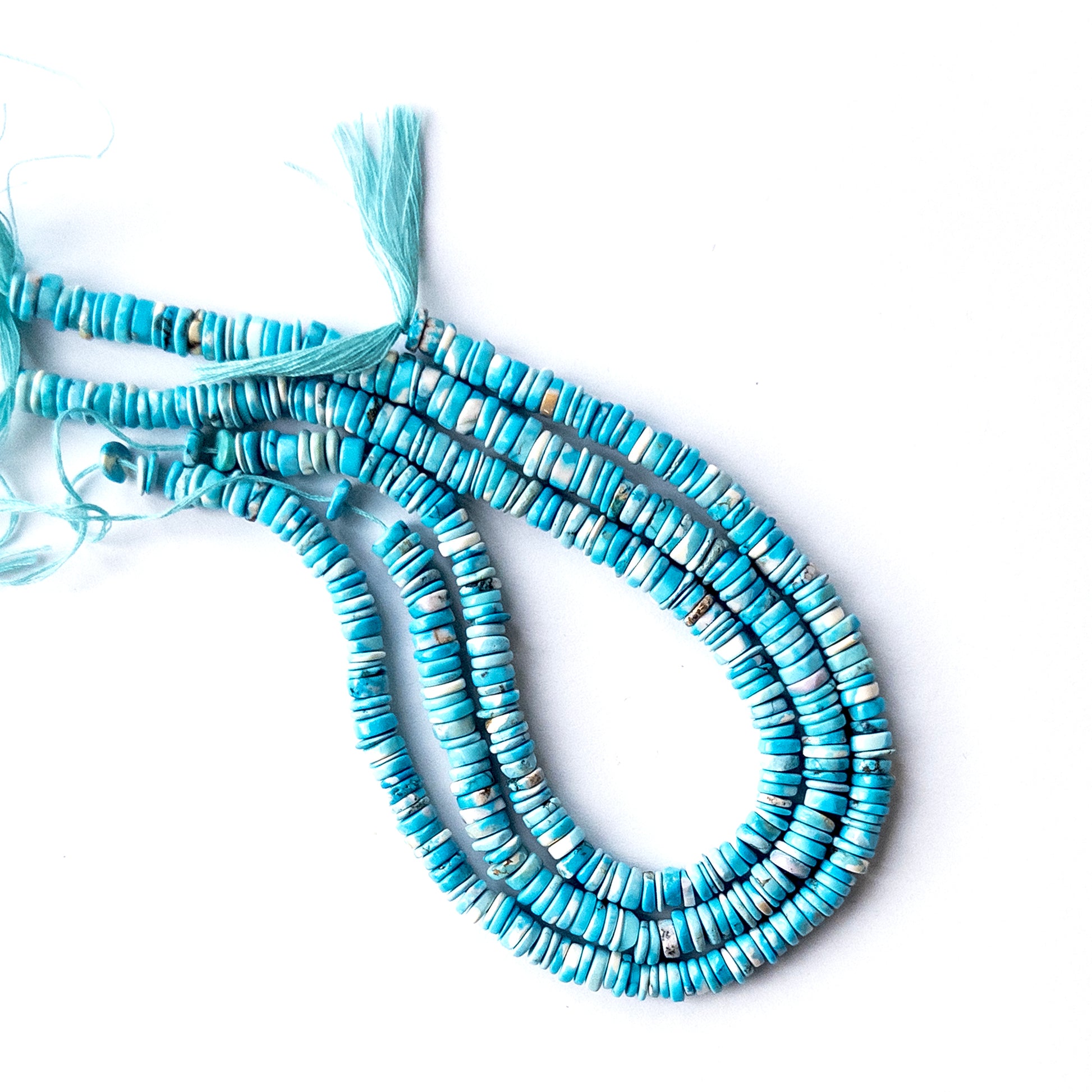 High‑quality Howlite Turquoise wheel heishi gemstone beads showcasing polished surfaces and consistent size.