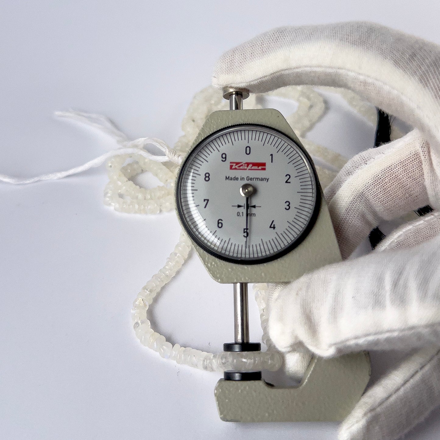 A dial gauge measures the Moonstone smooth wheel 4.6–5mm or 5–5.5mm gemstone.