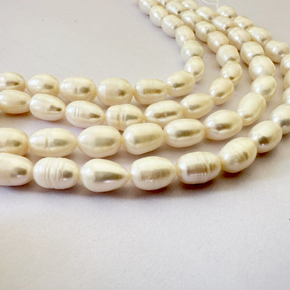 Natural oval pearls with varied size and natural finish for handmade jewellery.