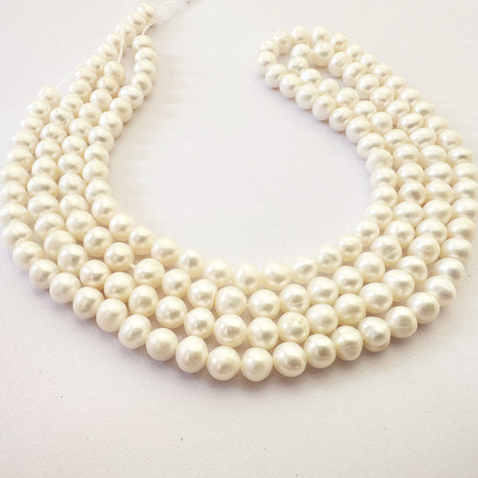 Natural pearl beads shine in 5.5-5.6mm smooth rounds on a delicate strand.