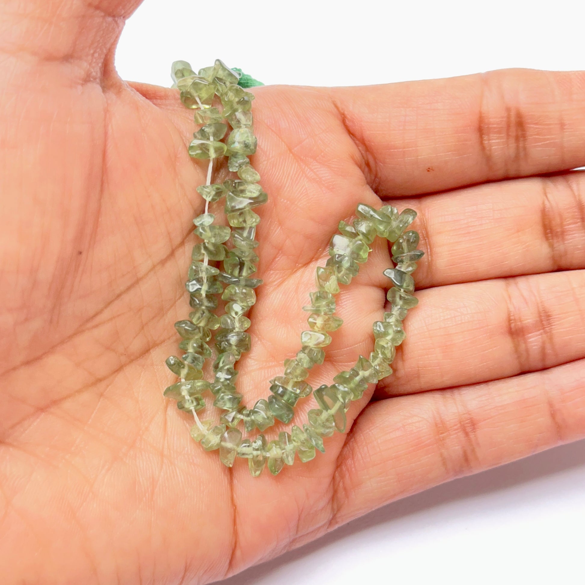 A dial gauge measures the Labradorite smooth oval 5.5–6mm gemstone.